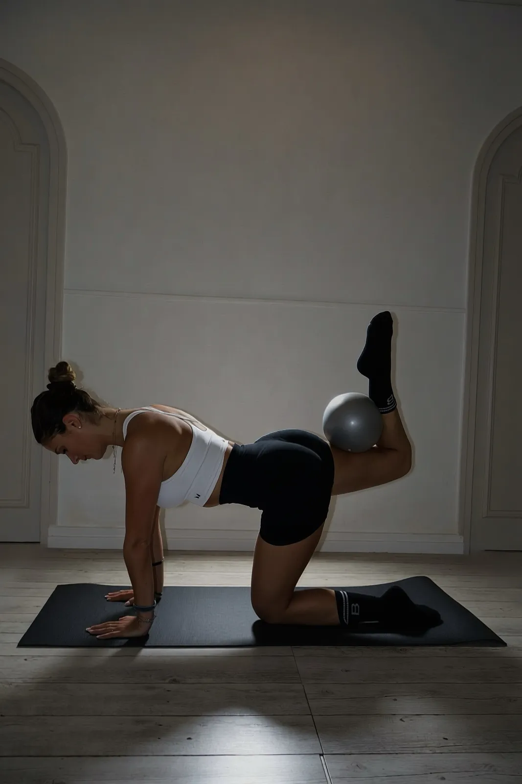 Exercice au sol en Pilates Mat avec ballon